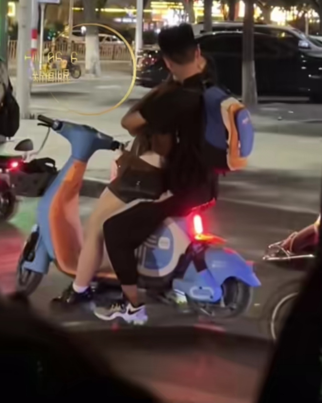 坐在电动车上亲密拥吻,"只要自己不尴尬,尴尬的就是别人"