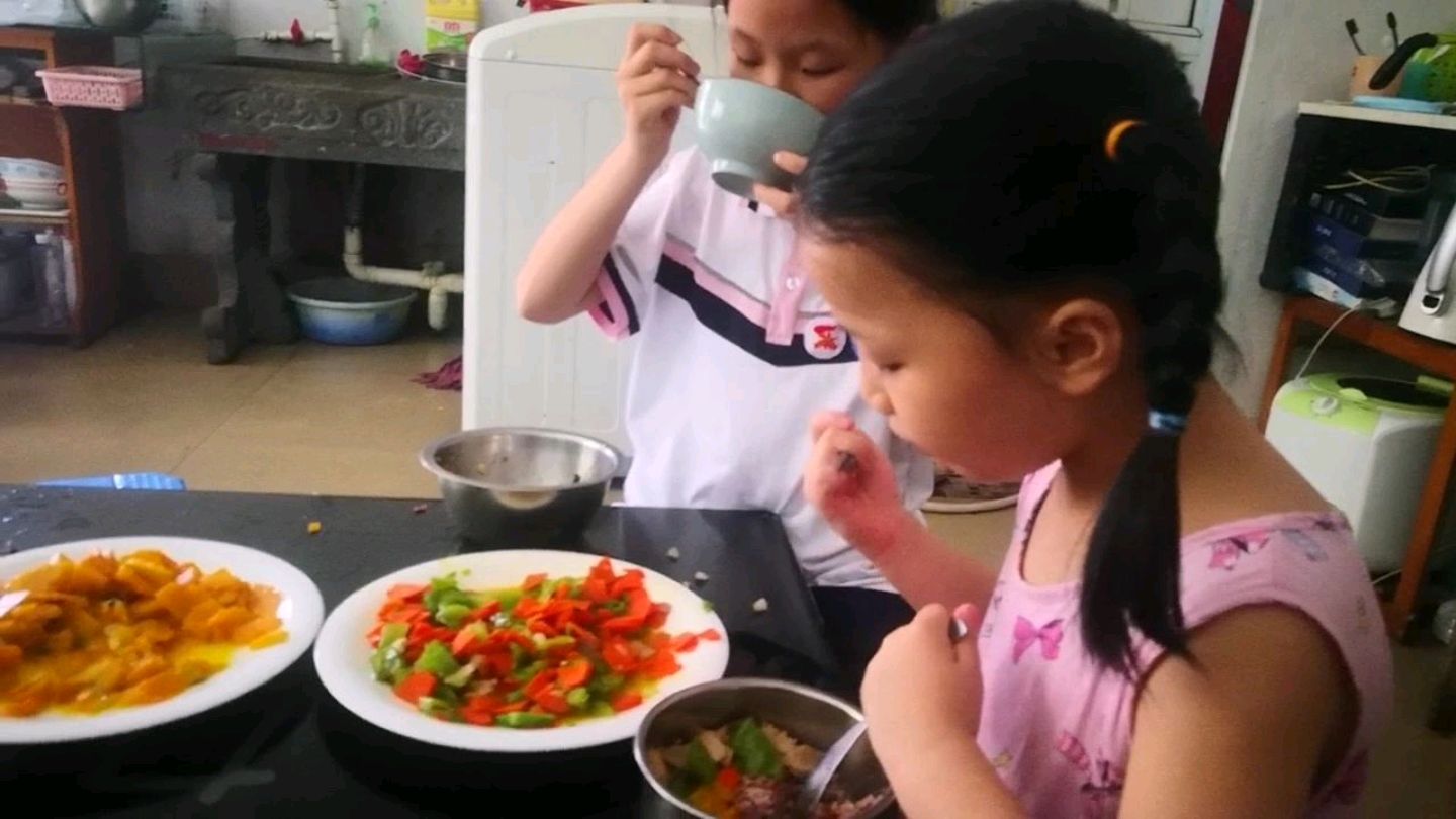 好久没吃南瓜了,今天给三个娃清炒南瓜,红萝卜青椒炒肉