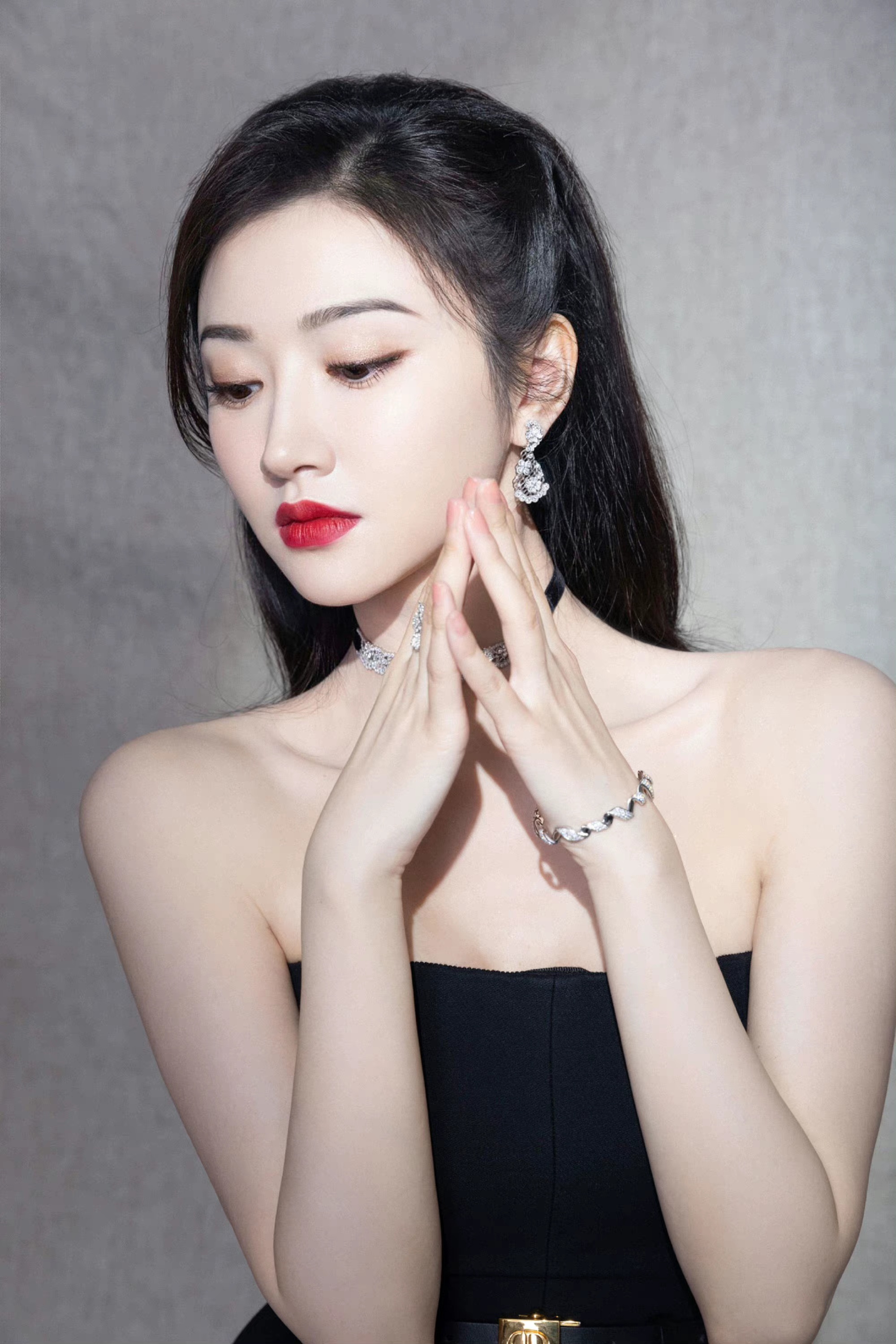 大红唇的景甜搭配精美的钻石项链与耳环,显得她更加的高贵优雅