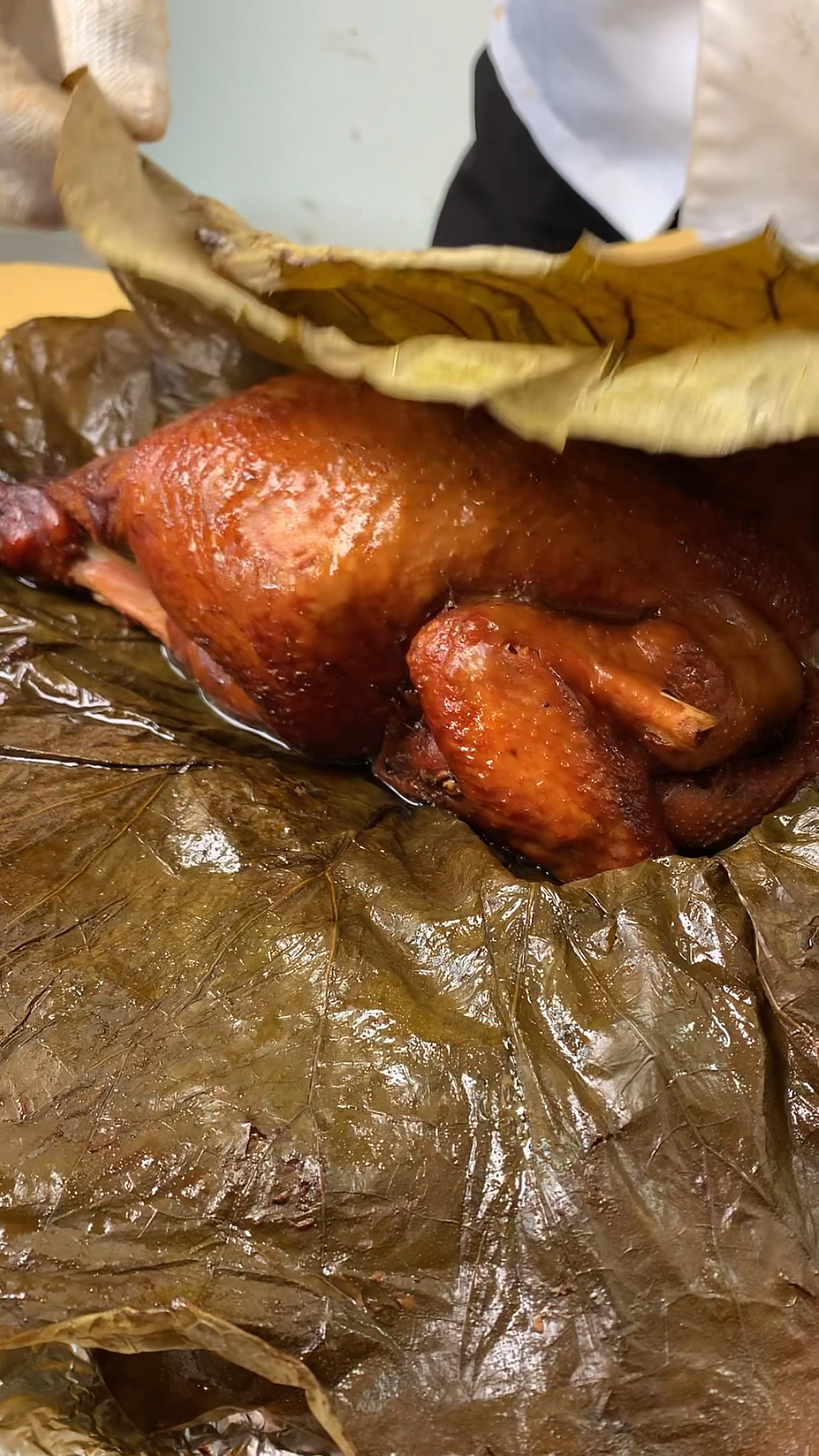 黄泥叫花鸡,带走荷叶清香.