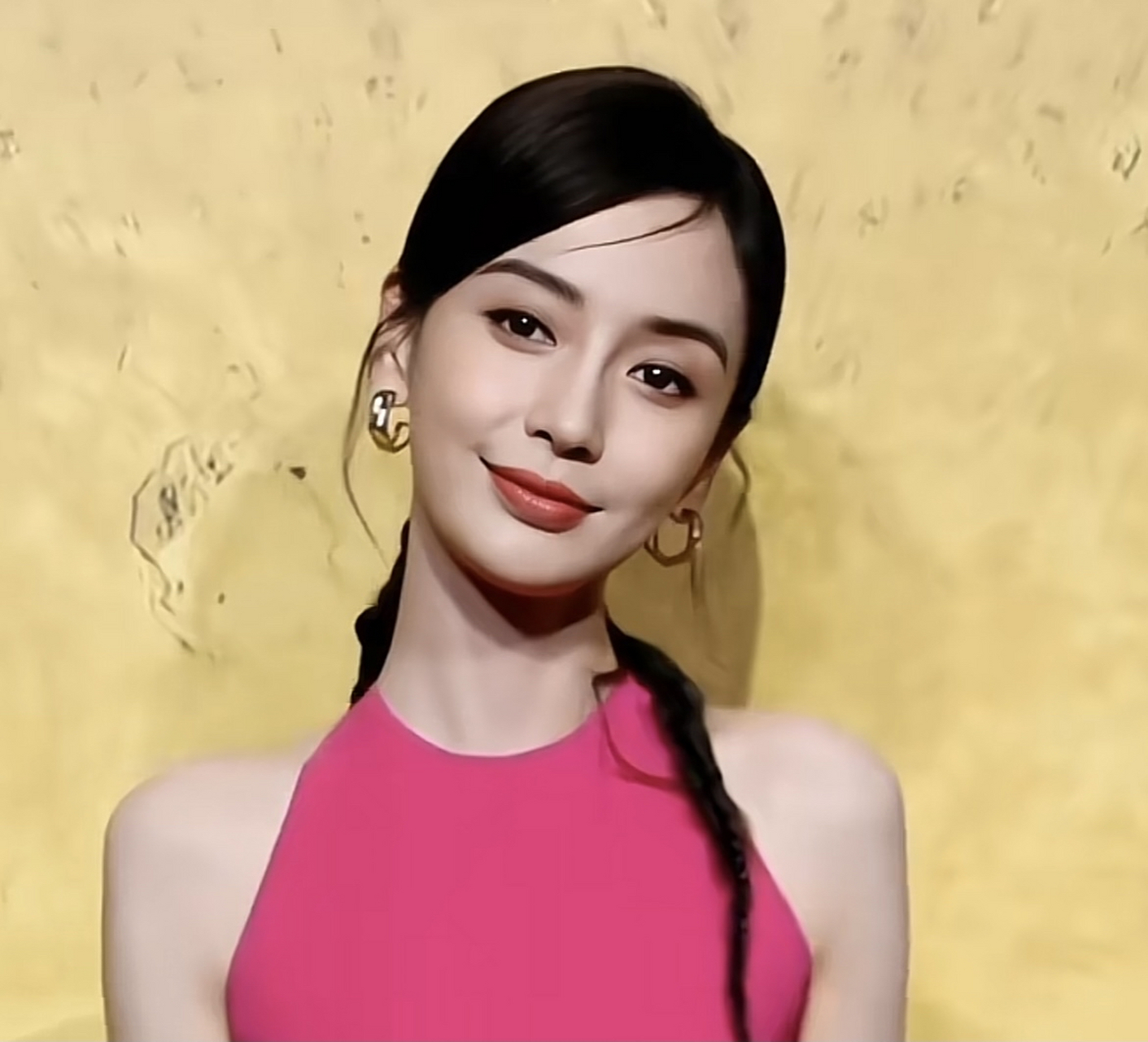 angelababy甜酷玫红挂脖吊带裙造型,一如既往的好看,不过笑起来可以