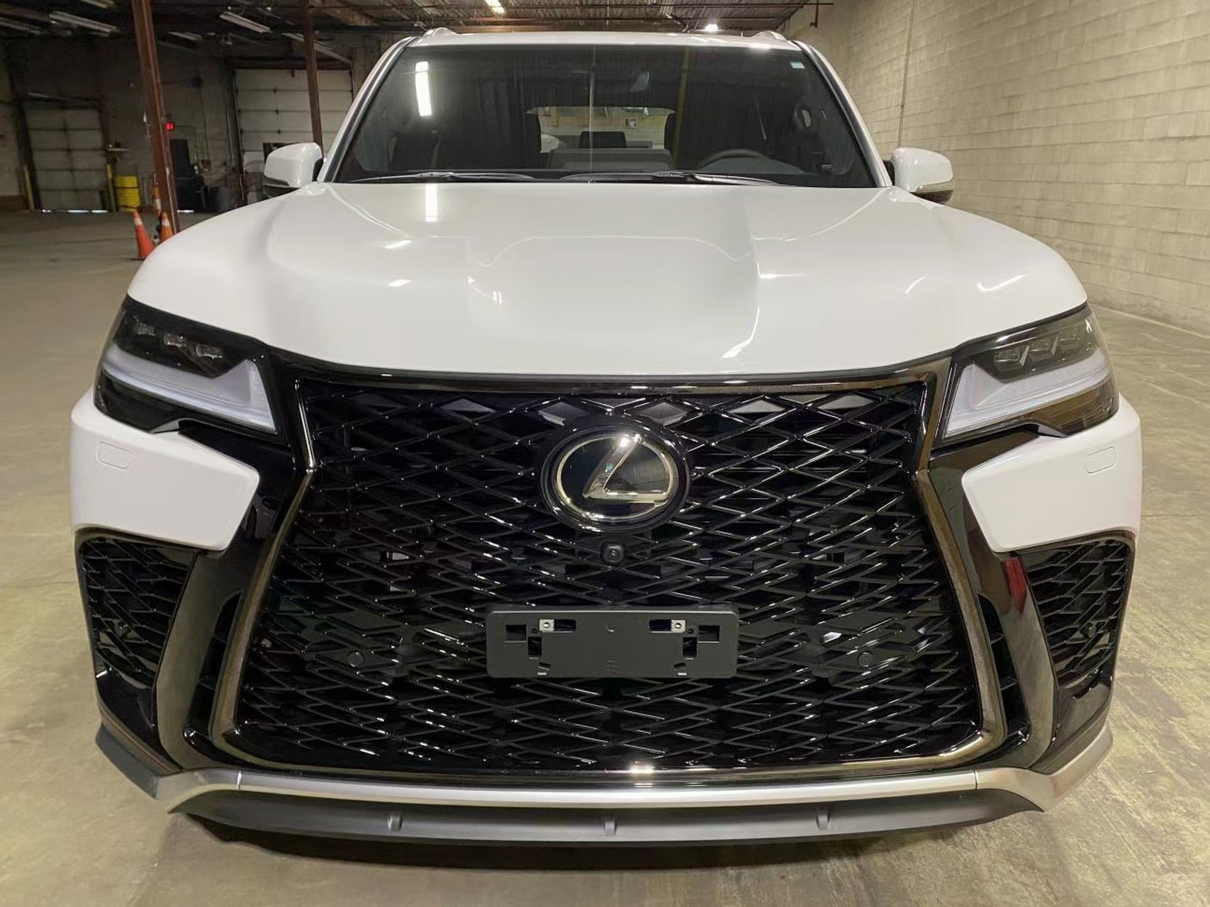 23款加版雷克萨斯lx600 运动版 白/红   配置:半苯胺皮革座椅,p265/55