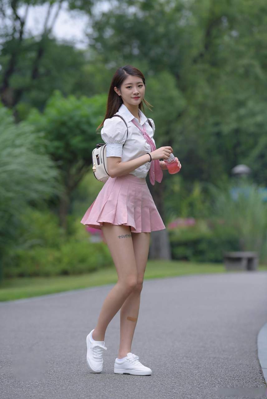 小清新穿搭,短款衬衫搭配百褶裙#时尚穿搭# #时尚街拍美女