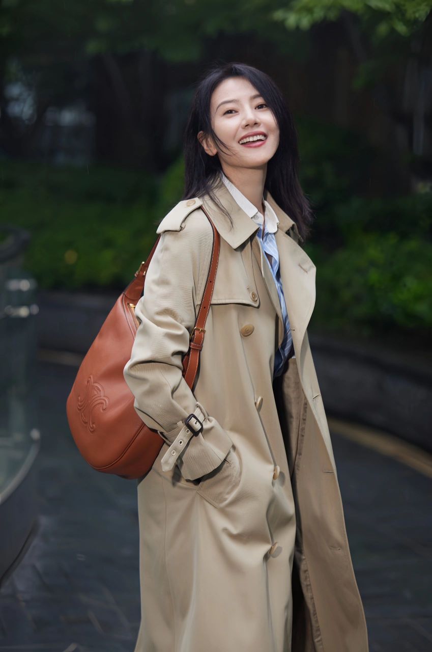 高圆圆[话题]# #美女[话题]# #女明星[话题]# #风衣穿搭[话题]