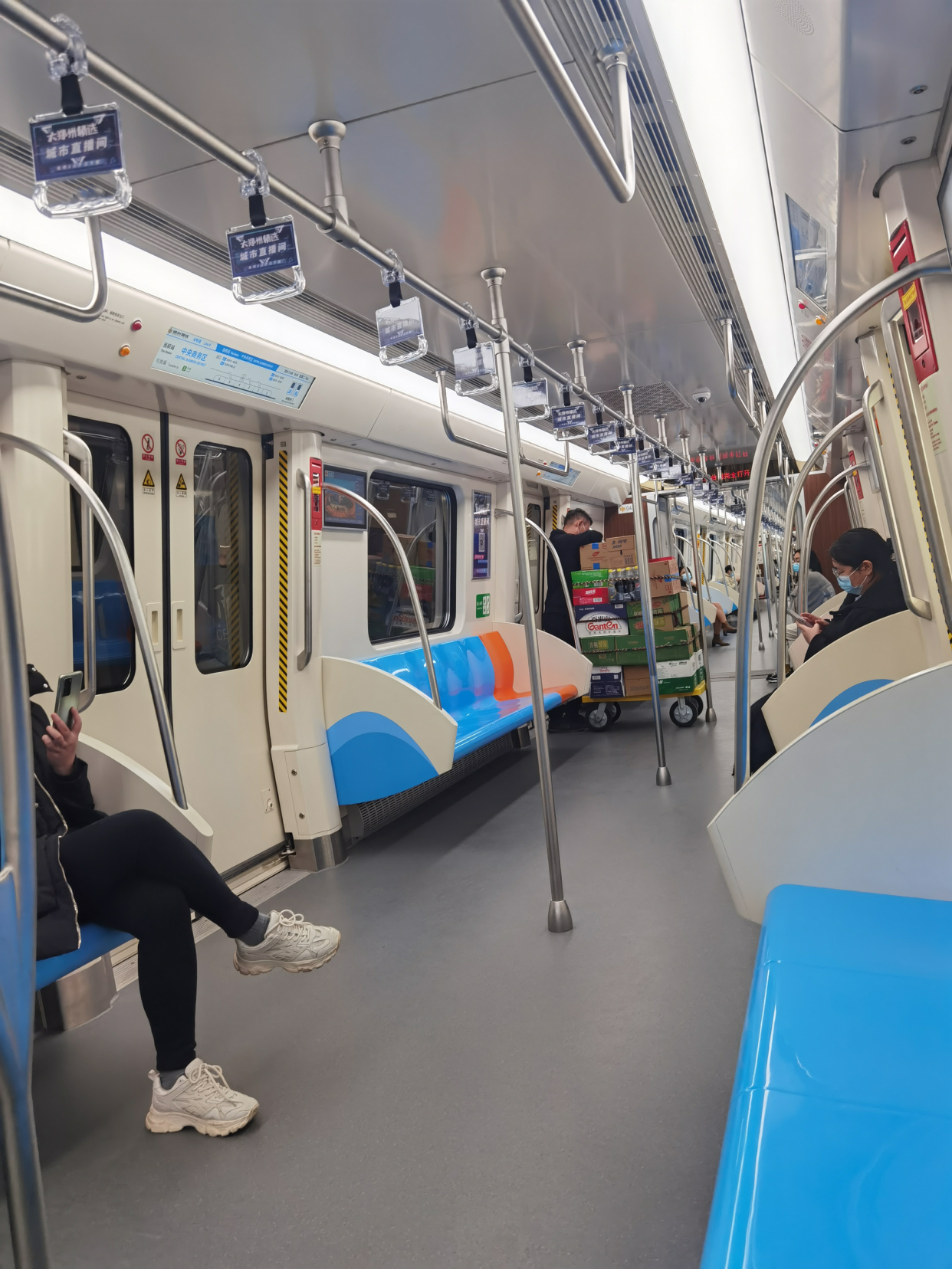 疫情下的地铁车厢