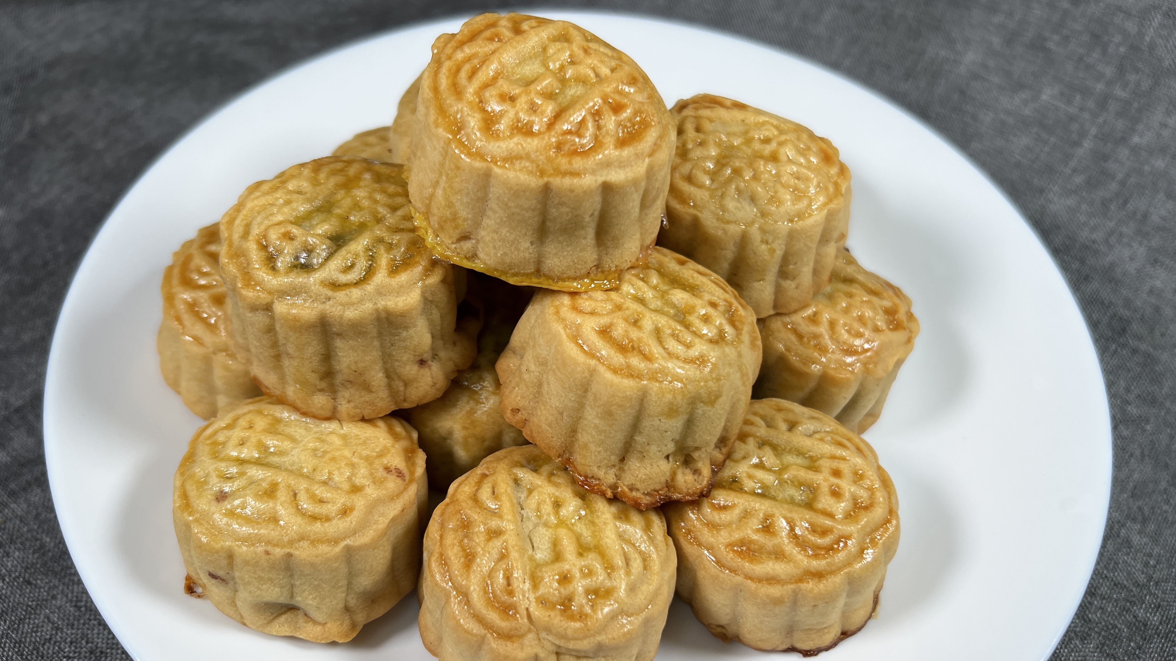 在家做豆沙月饼,不用麦芽糖不用转化糖浆,这样做比买的还要好吃