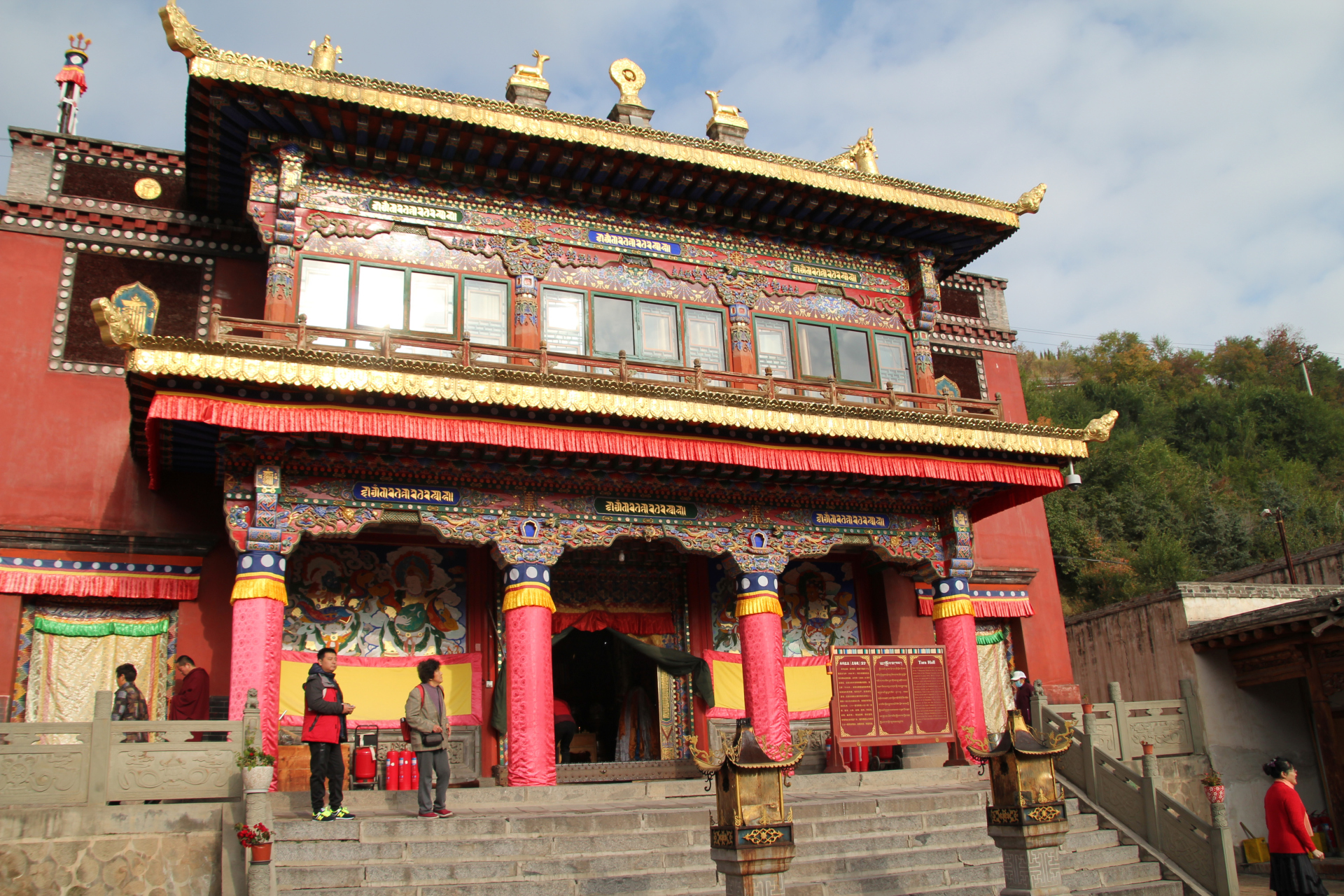 塔尔寺里寺庙太多,不是信众,无法区分.