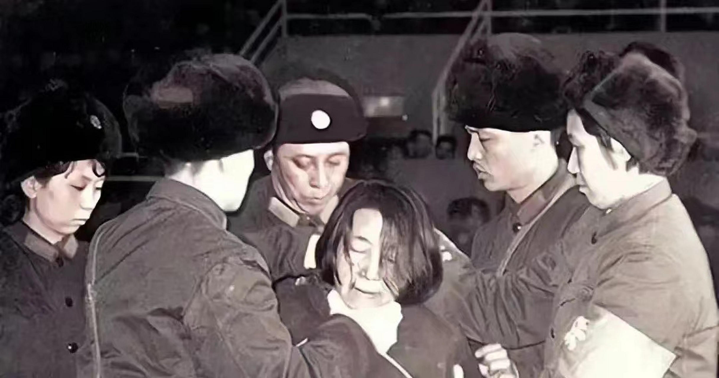 大贪官王守信被执行死刑,此时的她还很不服气,拼命挣扎,然而,在英勇的