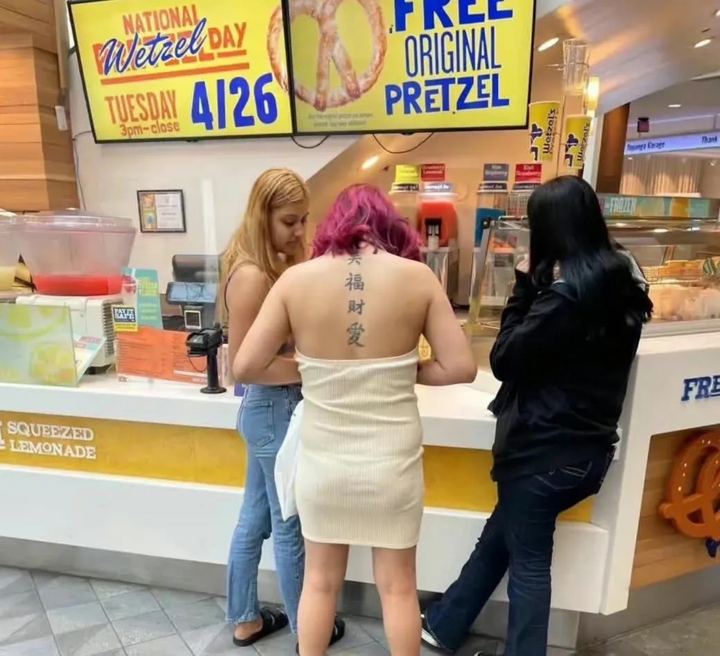 对中文还不甚了解的老外,纹上汉字也挺尴尬的#纹身