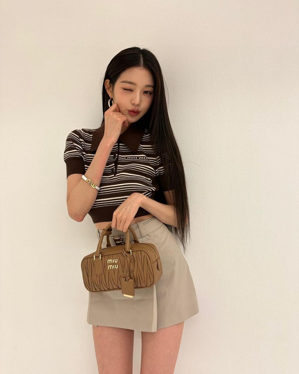 拎着一款miumiu复古包包 短裙大长腿真美!