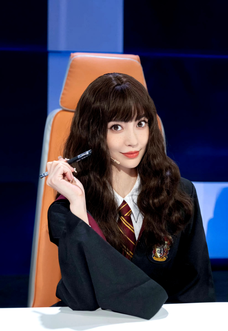 baby齐刘海卷发造型,魔法少女装扮,这套挺显嫩,但怎么感觉齐刘海不