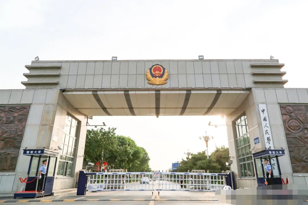 中国人民警察大学校门图片