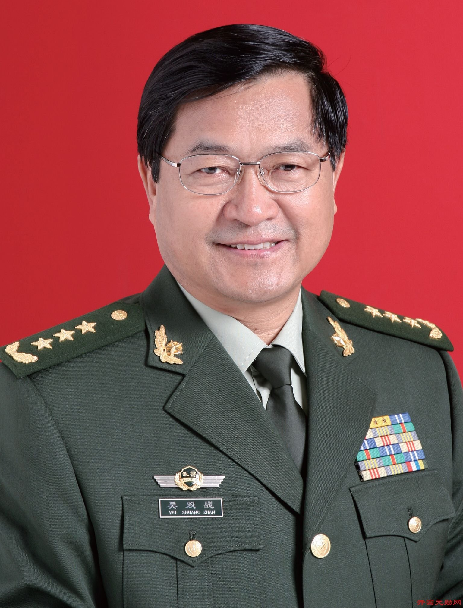 他18岁入党,后任武警司令员,59岁被授上将警衔,今年76岁