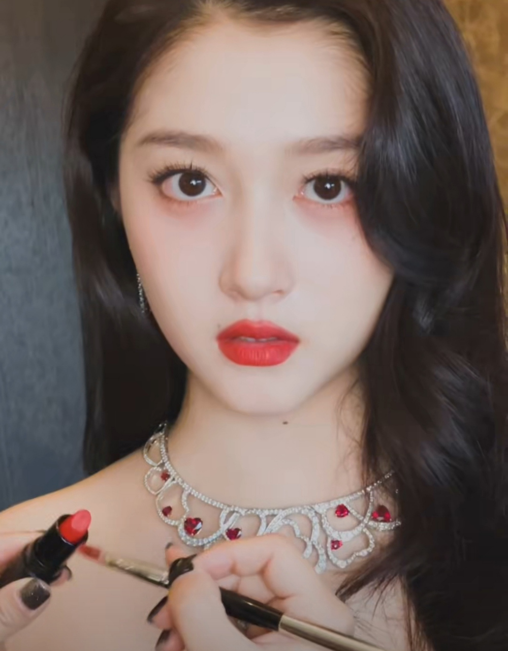 关晓彤出席活动,幕后生图氛围感太强,唯美御姐范演绎得特别到位,既有