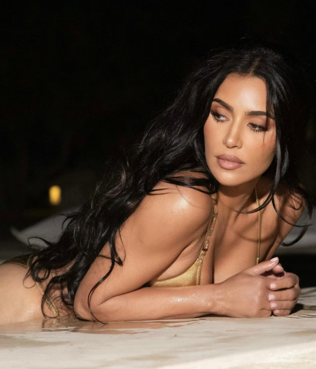 金·卡戴珊真的很适合金色,自从她缩臀以后身材正常多了!