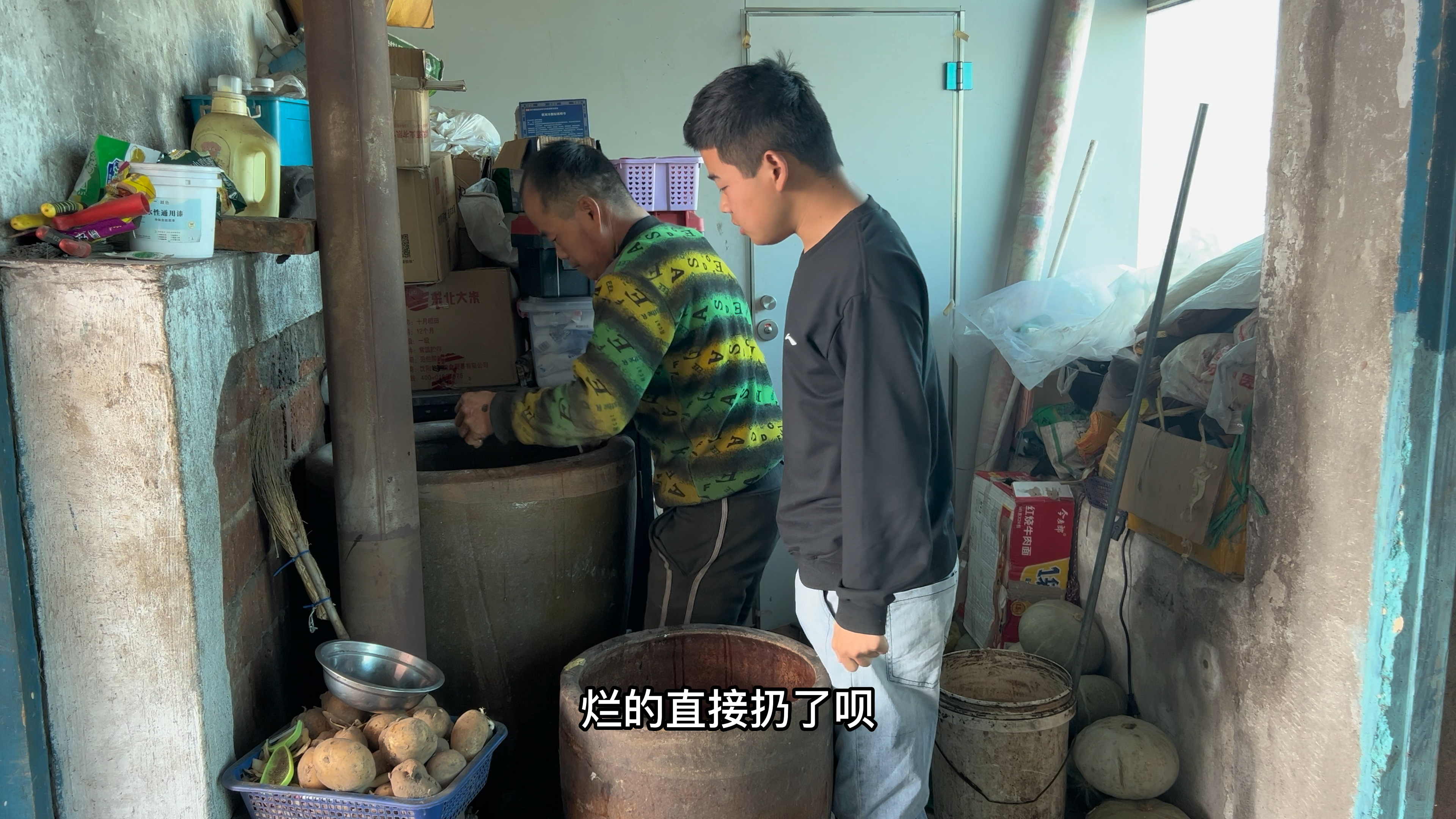 秋天腌的酸菜烂了半缸,残疾一家三口急忙又腌一缸,做过冬的口粮