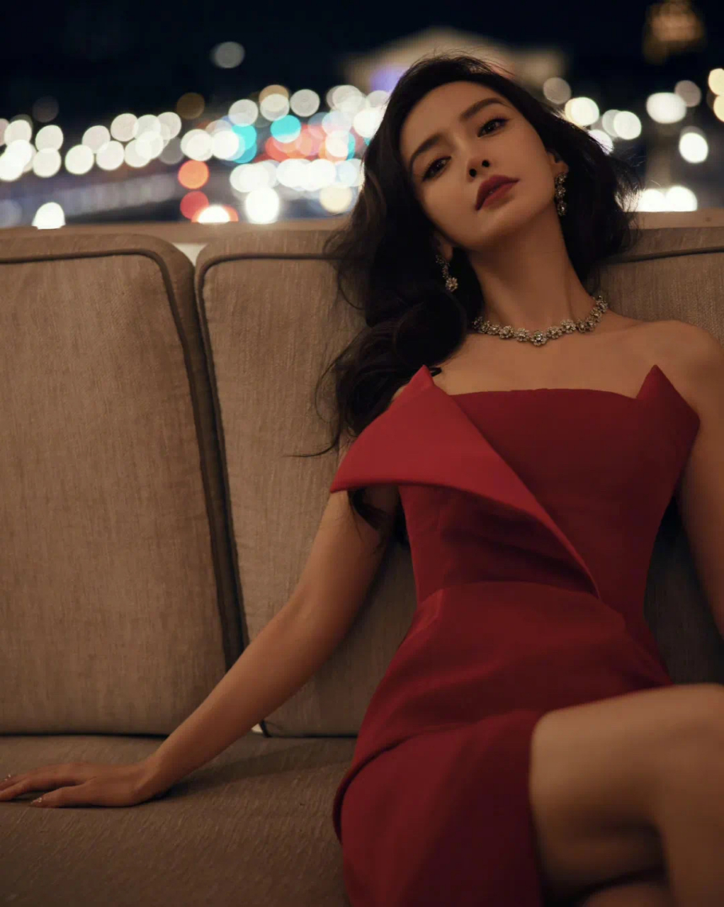 angelababy是权志龙的忠实粉丝,现如今对方被调查,她这边很快就着手