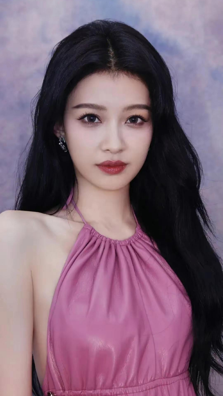 孙怡身着一袭浅紫色挂脖裙,高开叉裙摆,美腿显露,气质唯美,惊艳四座