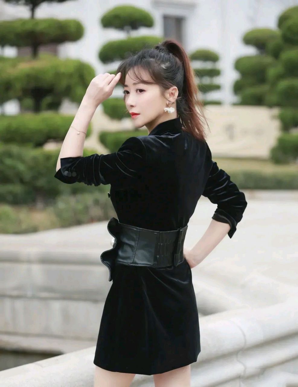 陈紫函黑色丝绒西装造型时尚美丽,很喜欢她饰演的小青#明星出圈的穿搭