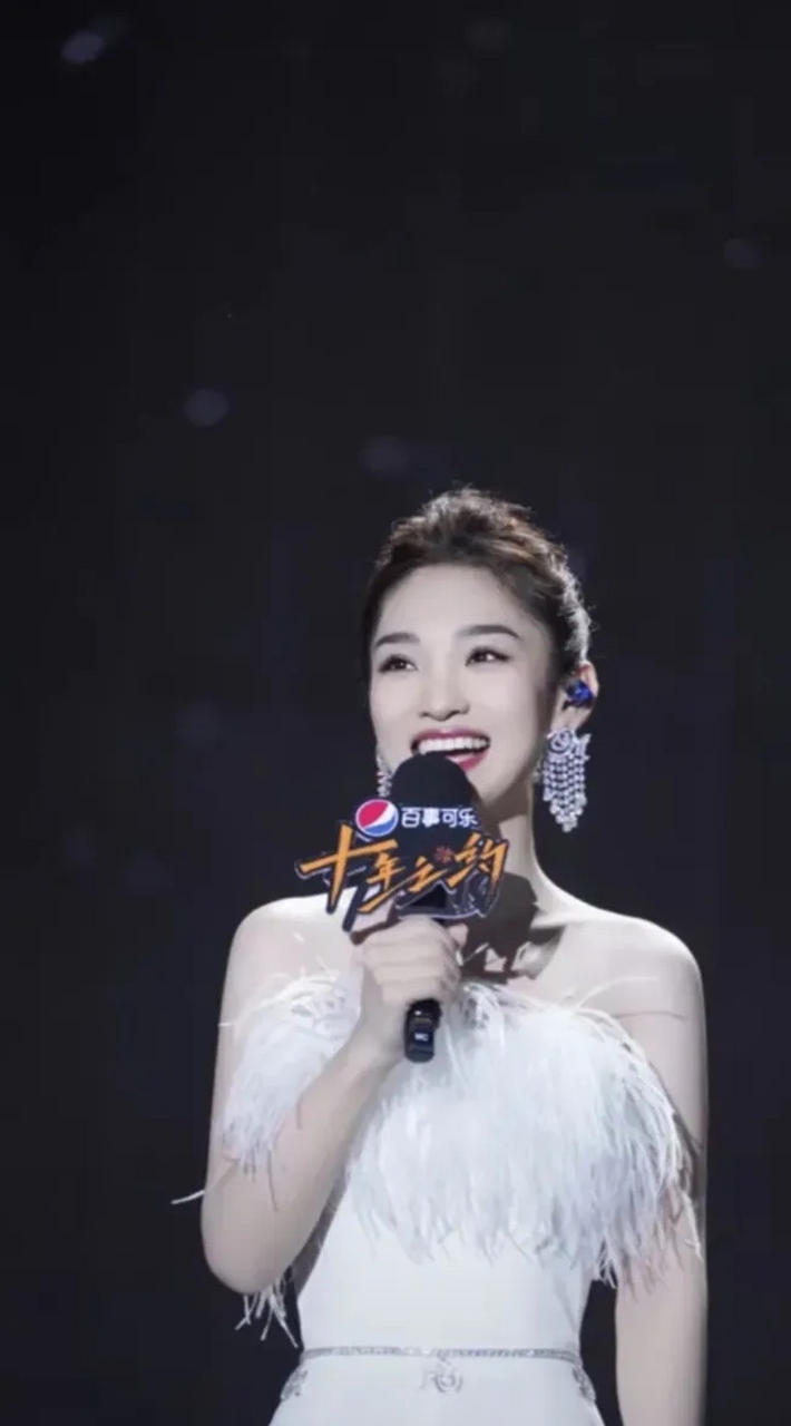 央视美女主持人一蓝羽冲上网 "十年之约,你赴约了吗"晚会,姐姐的救场