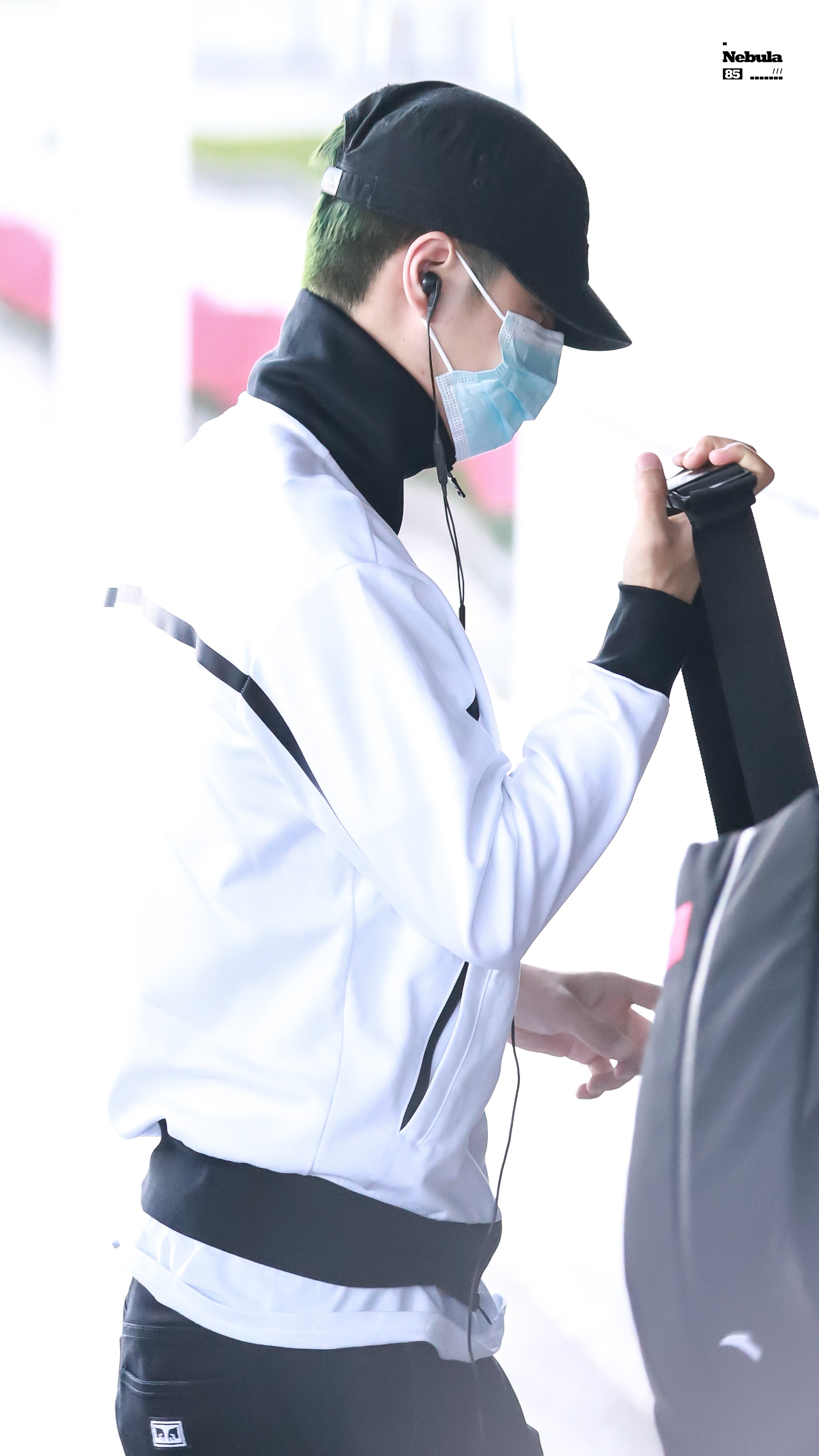 王一博酷飒绿色寸头的背后故事