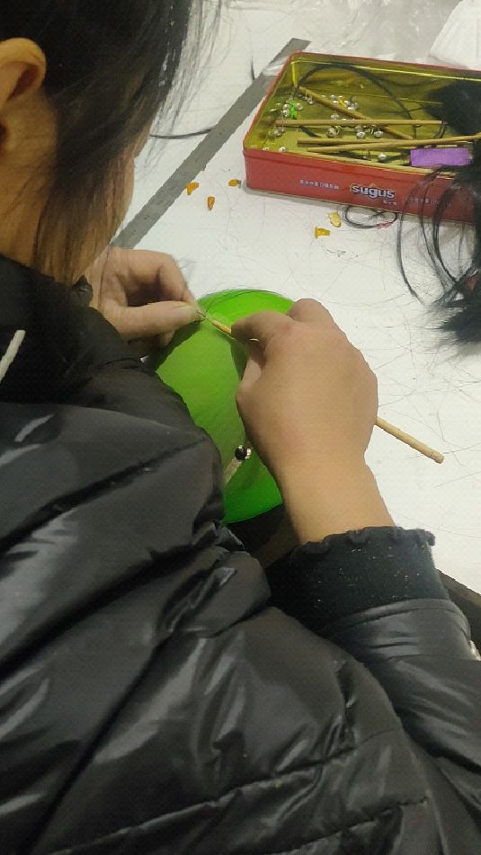 现在流行的做假发手工活我来发个假发制作过程