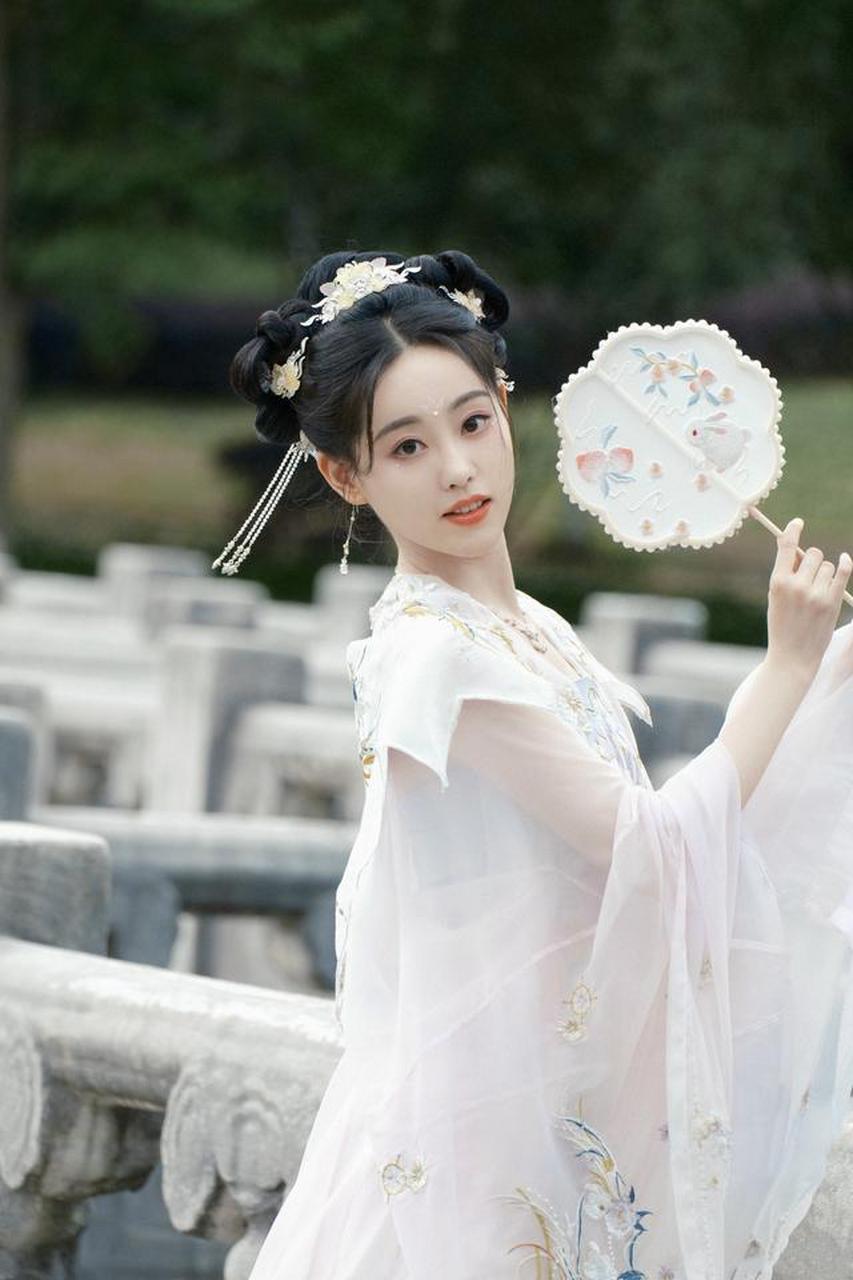 古典国风美人# #八卦娱乐明星# #祝绪丹# 祝绪丹早期汉服写真,这盏哪