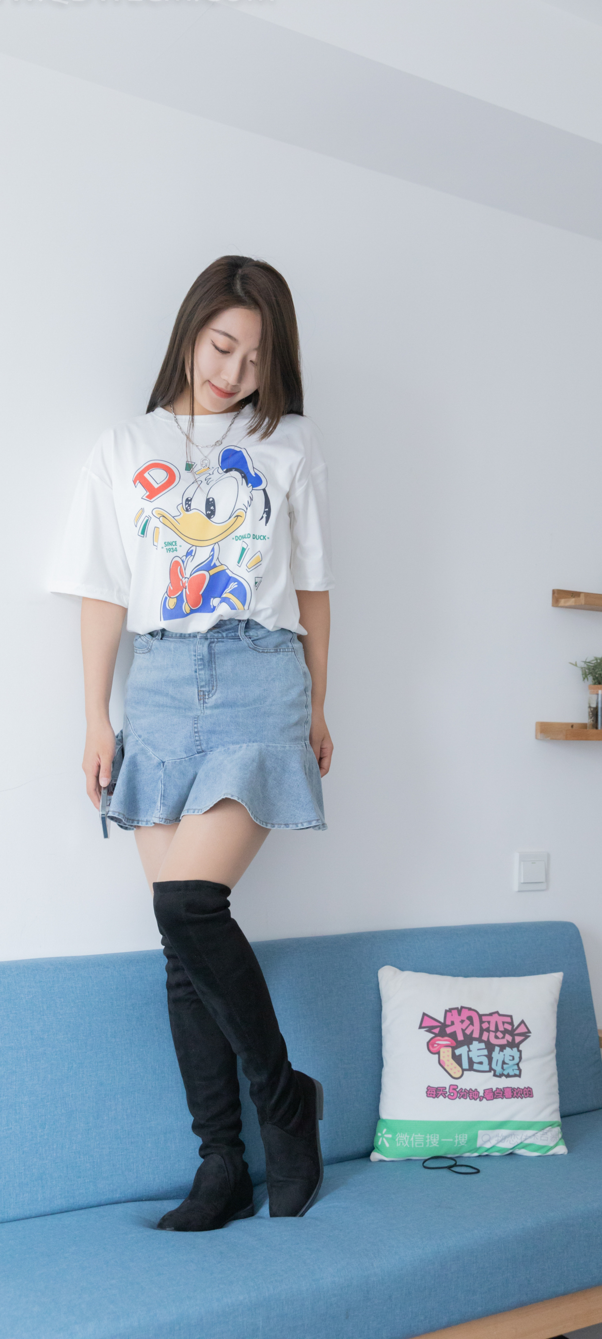 一位穿高腰黑靴子的美女