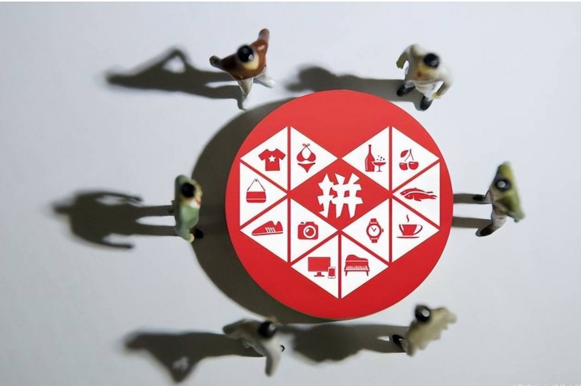 一位拼多多商家在接受采访时表示,一直以来,拼多多平台规则过于刻刻