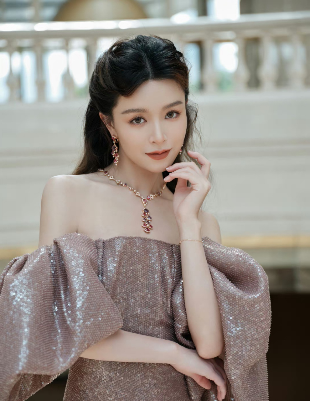 文咏珊# 一袭抹胸高开叉礼裙,肤白貌美的容颜,氤氲迷离,璨若星河