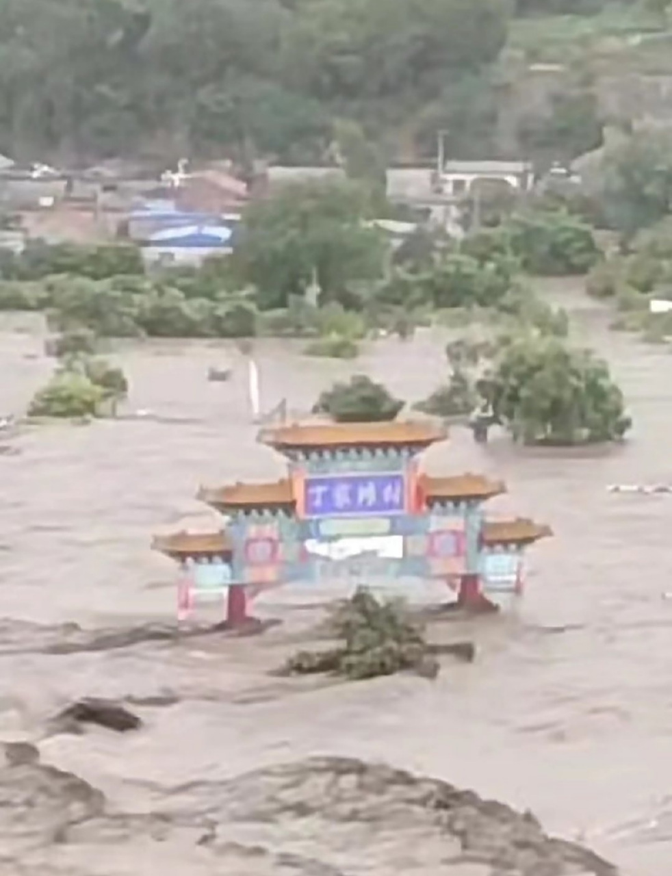 被北京暴雨里的这张图惊到了…… 丁家滩那个牌楼,现在淹到这么高了