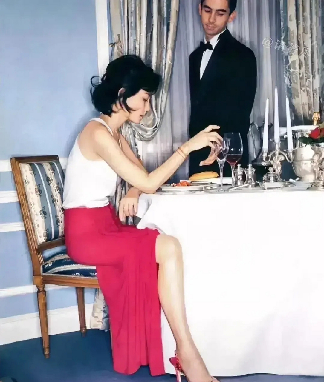 这是1994年王菲在半岛酒店吃早餐时的照片,当时她只有25岁,照片中穿着