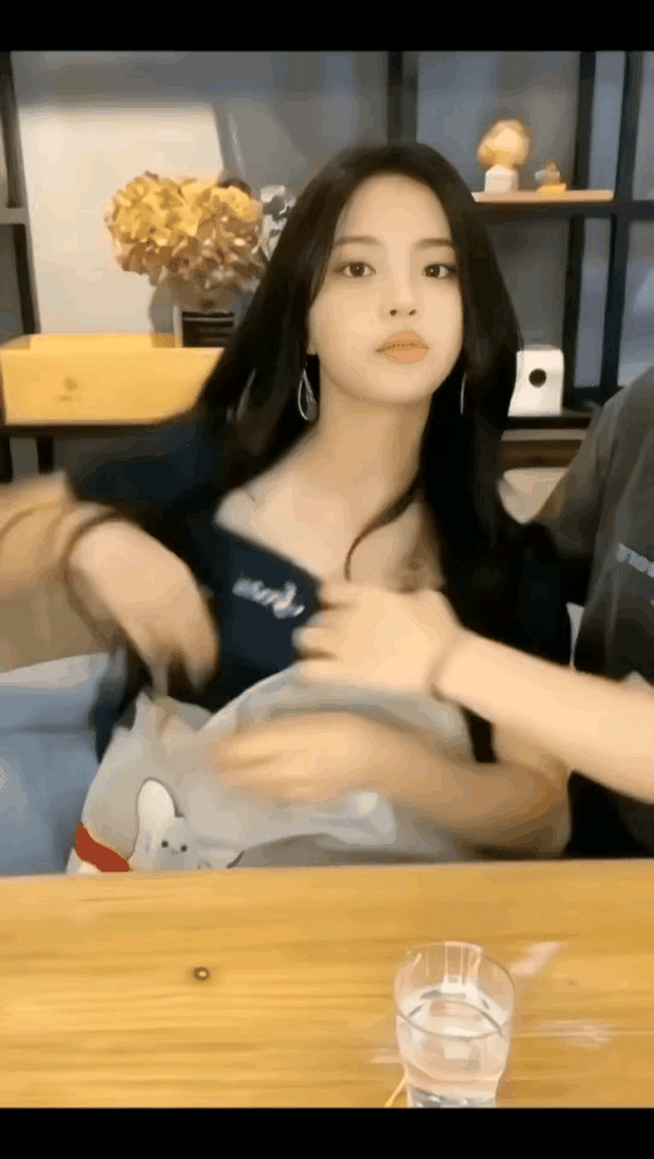 杨超越在直播时脱下围裙,差点差点差点发生直播事故[嘻嘻]