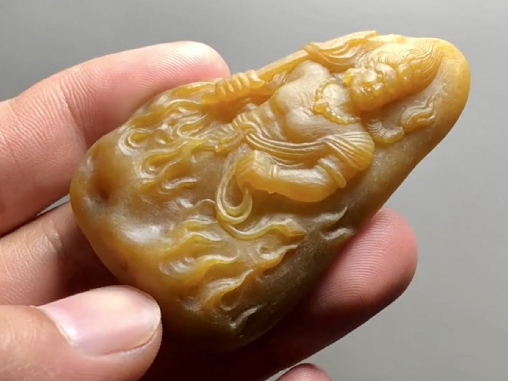 翠友入手大马坎黄翡,玉雕师傅根据料子设计出不动明王,真是太有创意了