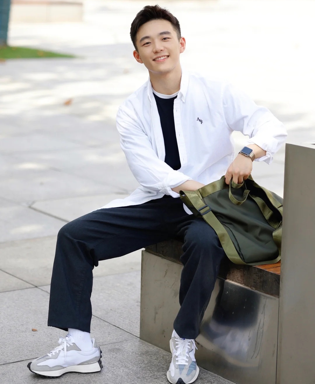 英俊有型的阳光小哥哥,初冬简单穿搭,让白净秀气的容颜更有气质