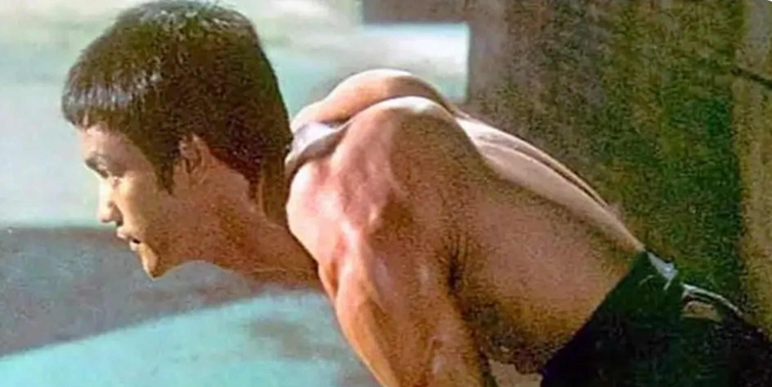 【李小龙的"翅膀"】关于俯卧撑,李小龙能连续做1500个左右,单手可连续