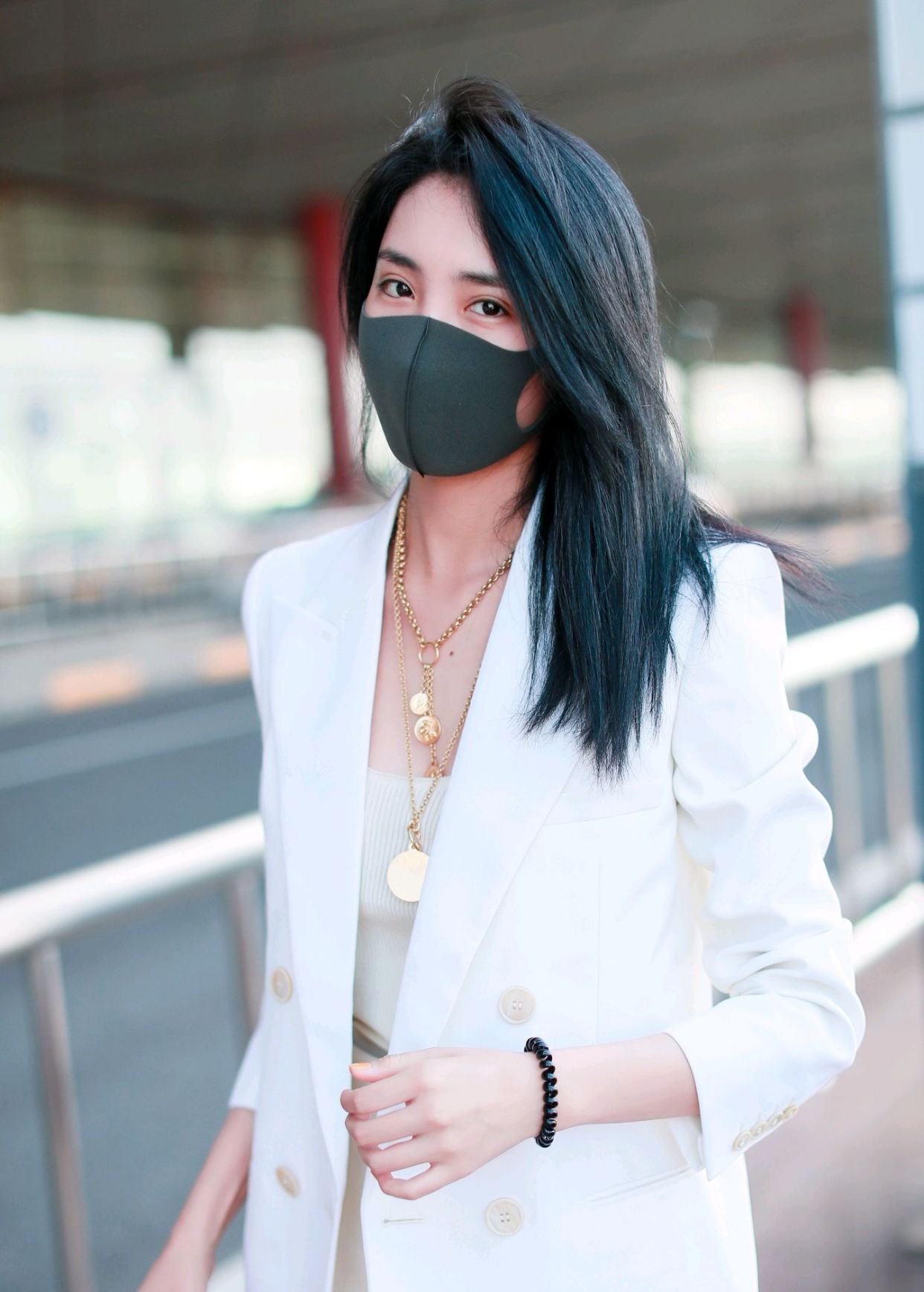 王紫璇身穿纯白西装现身机场,内衬白色线衫,又美又飒