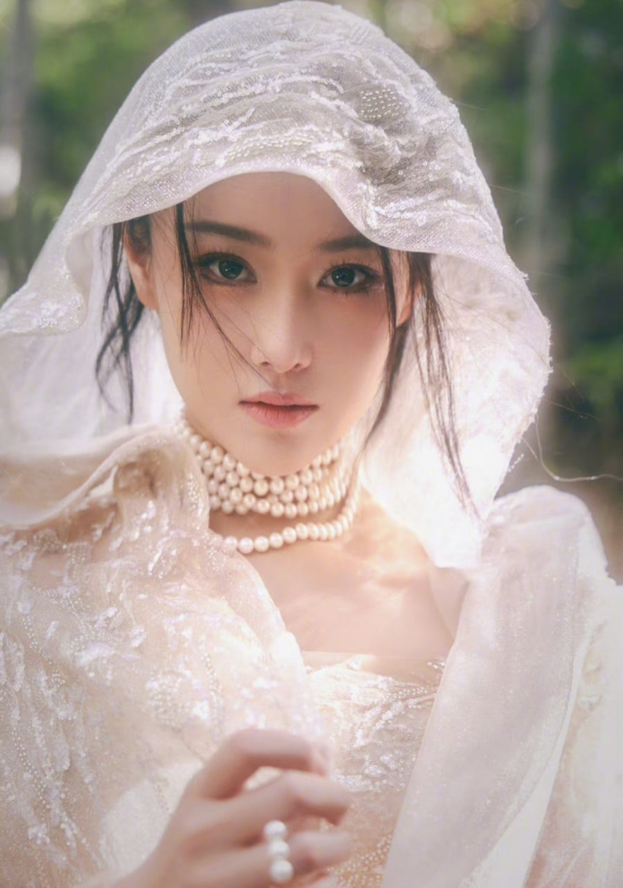 画面氛围唯美浪漫,张馨予穿纱裙好似仙侠剧里的仙子,脖子叠戴五层珍珠