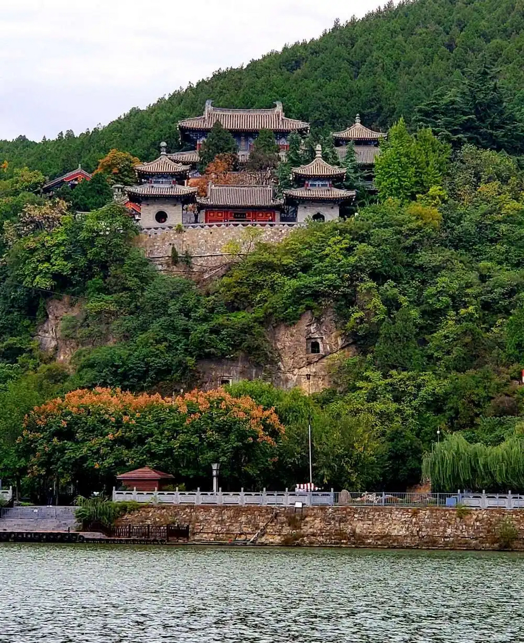 龙门香山寺位于十三朝古都洛阳城南13公里处的香山西坳,紧邻龙门石窟.