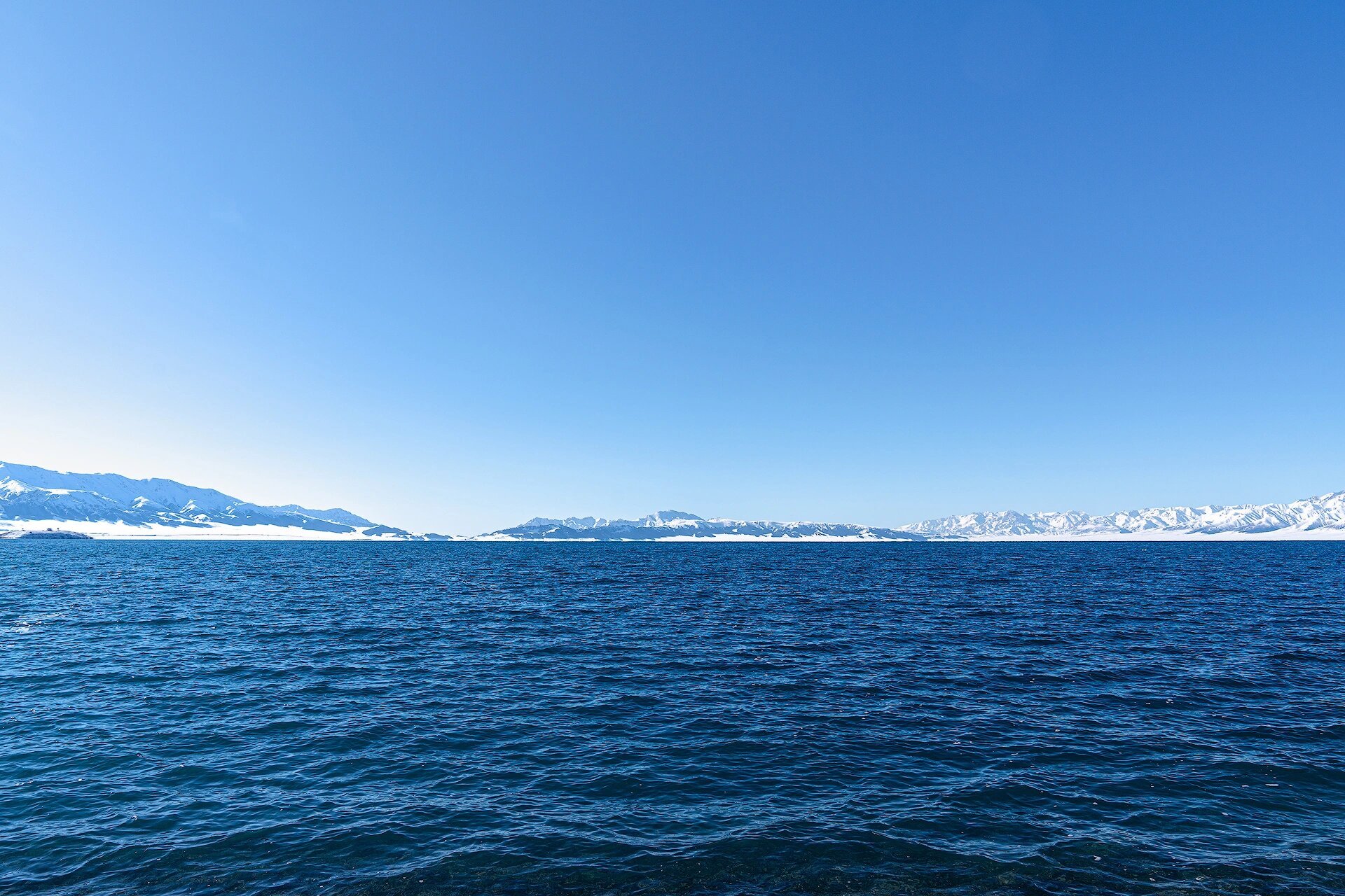 一定要晴朗的时候去,碧水蓝天,湖可清澈见底,纯净的没有一丝杂质,在