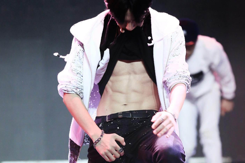 王一博"肌肉照"来袭,八块腹肌,人鱼线吸人眼球,不愧是酷盖