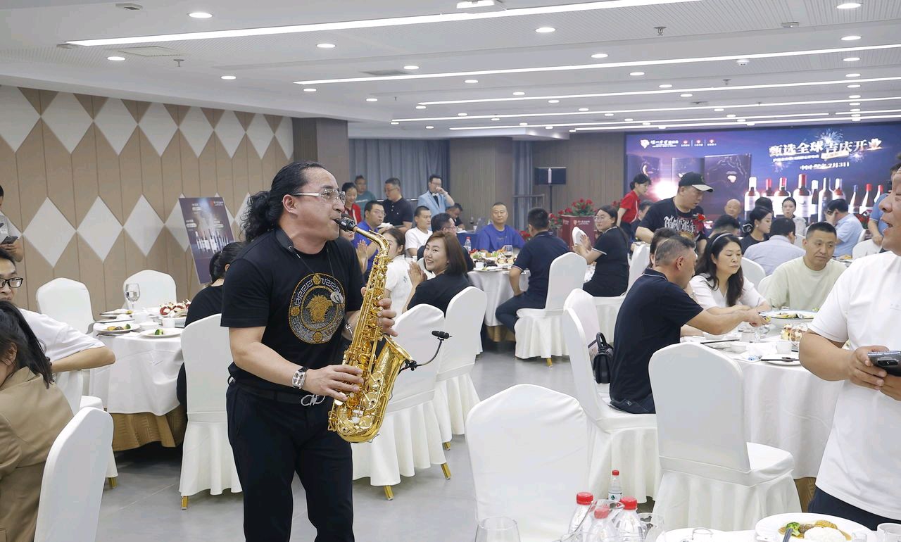 青年萨克斯演奏家刘家军迷人的舞台魅力将全场气氛推向了高潮