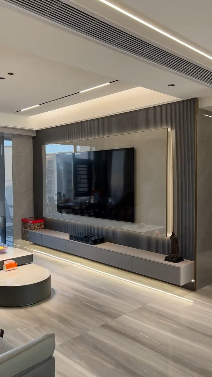 时尚耐看的电视背景墙,格栅板打底,凸出的是岩板,配上灯带真的很漂亮