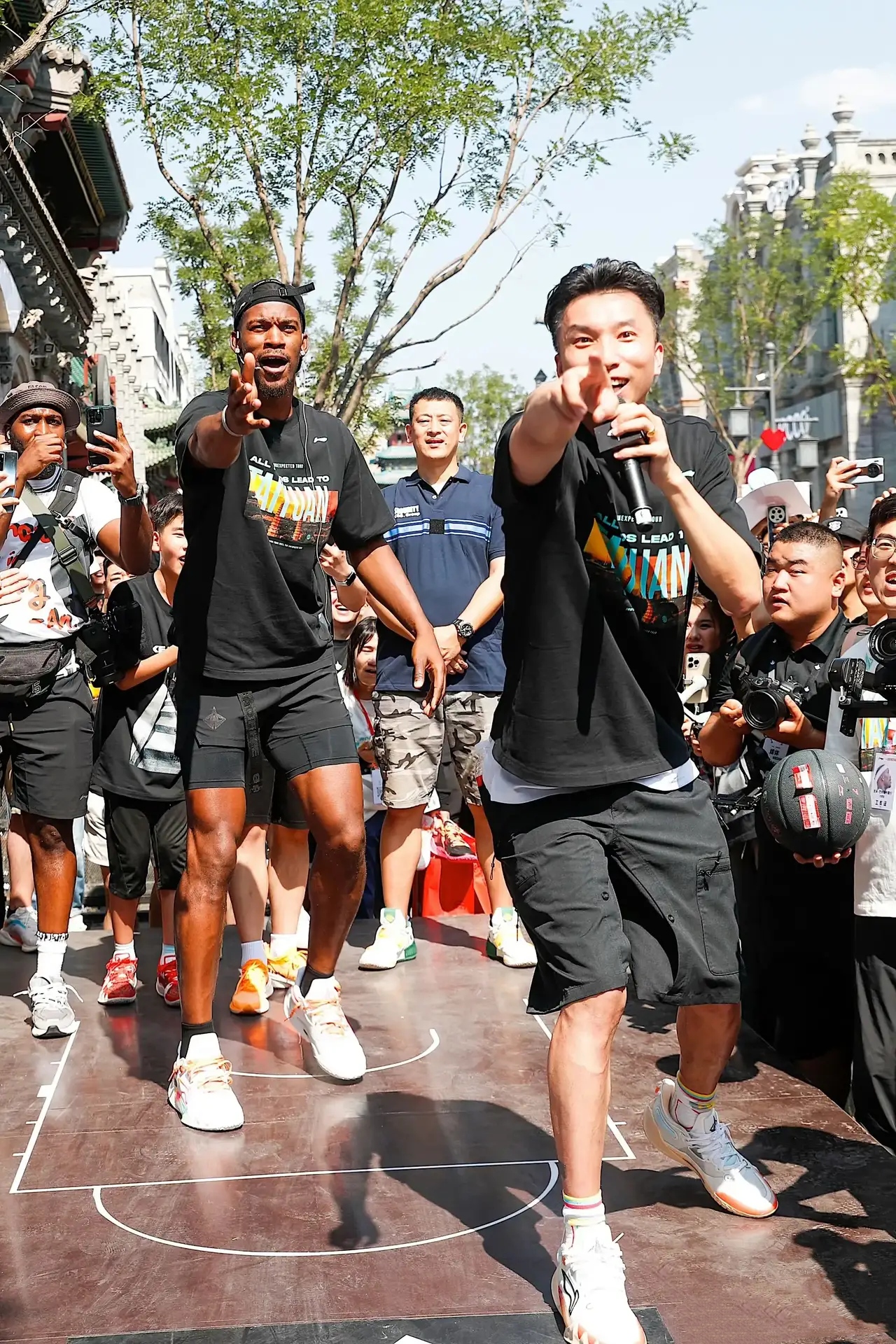 nba热火队球星吉米·巴特勒在中国行太原站掀起了一片热潮