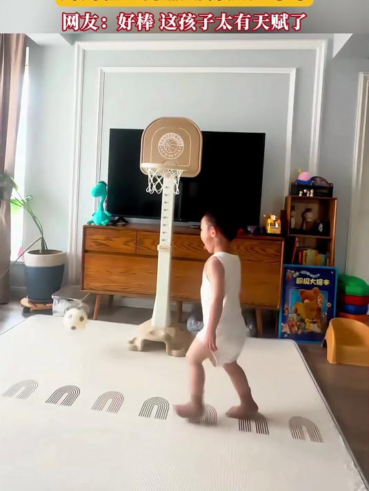 人类幼崽在家里投篮一投一个准,妈妈在一旁激动得疯狂夸夸