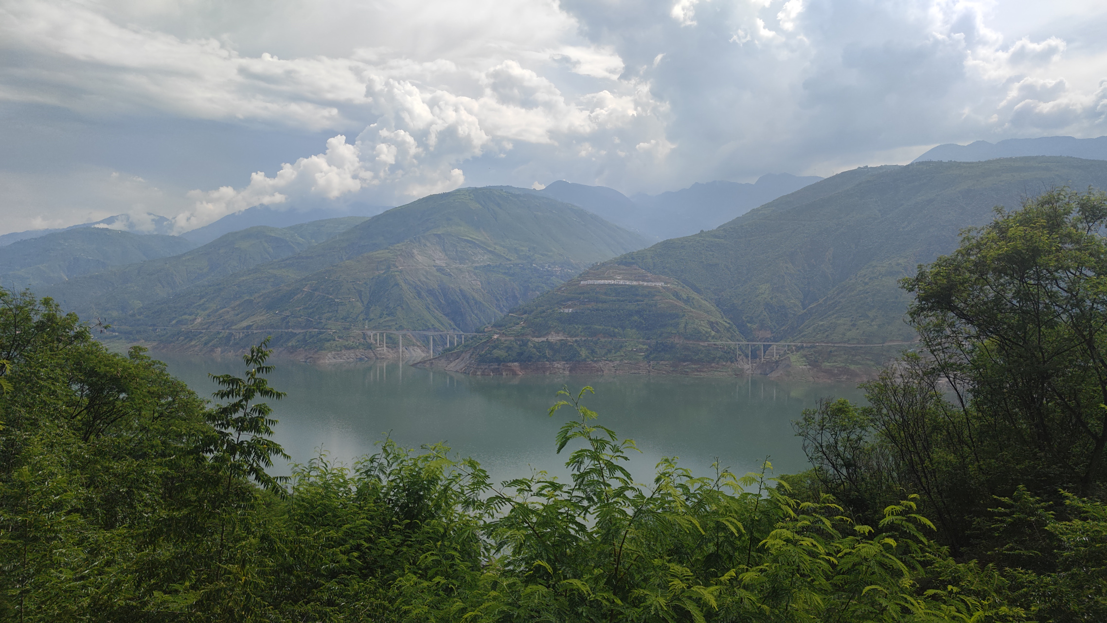 巧家县国道248沿途,金沙江,碧绿的水面,平静如镜