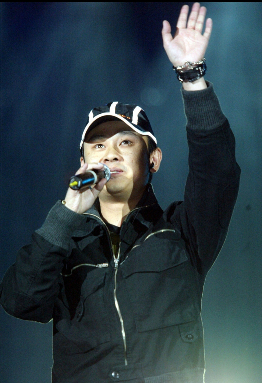 第一,刀郎原名叫罗林,由于和哥哥的争吵,哥哥负气离家出走,几天韩传