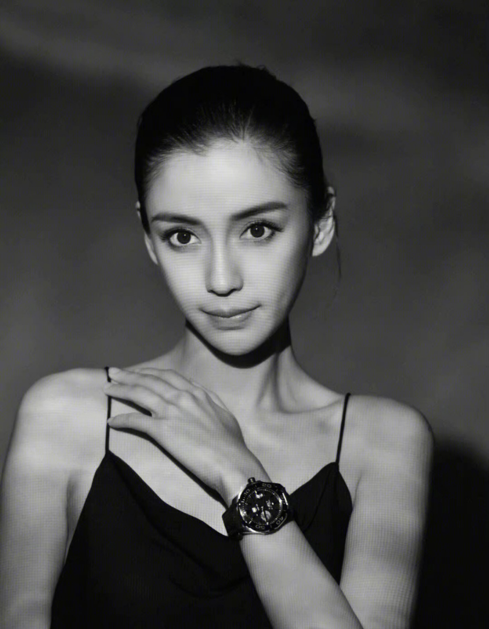 杨颖黑白光影怼脸大片