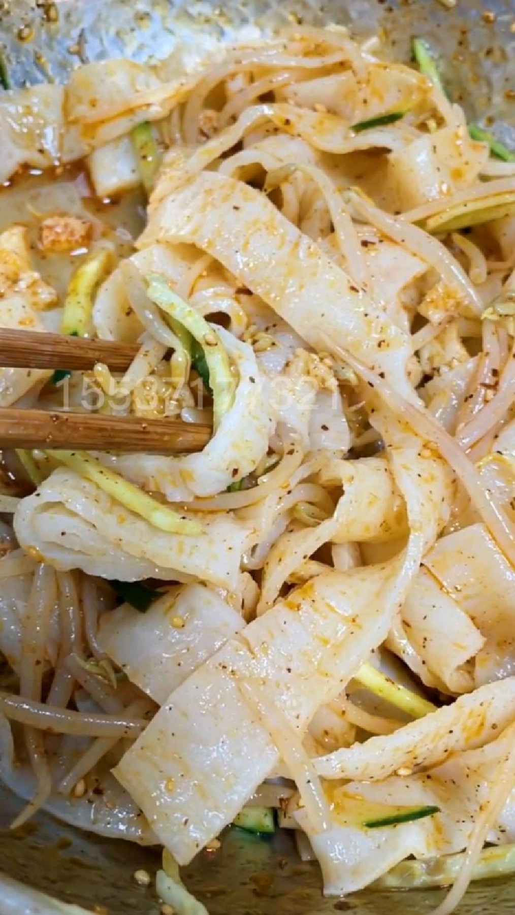 江苏大哥说在邳州擀面皮是小吃店必不可少的小吃