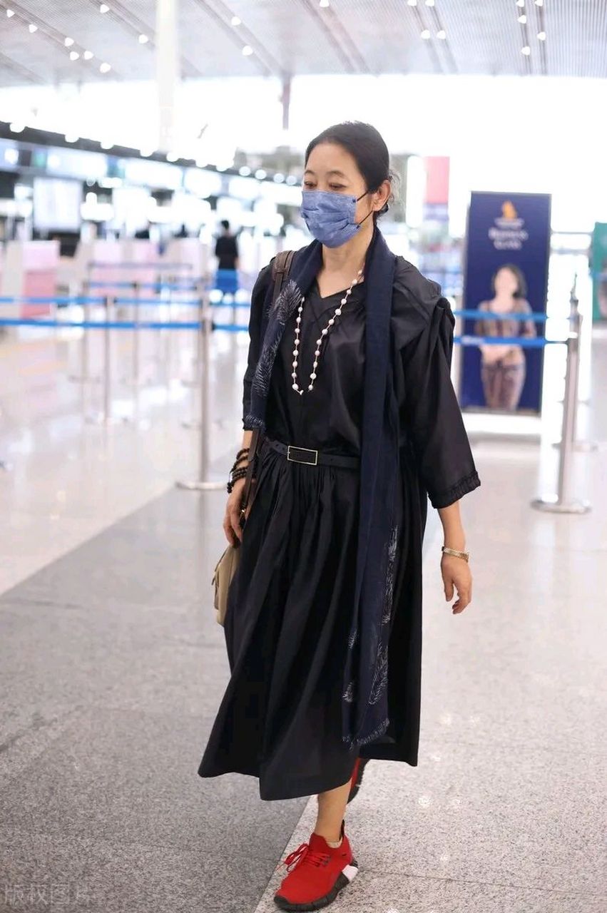 倪萍近照:膀大腰圆发福明显,一言难尽的穿搭简直辣眼睛  许久不见的